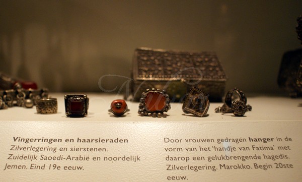 Foto met arabische sieraden uit het Tropenmuseum